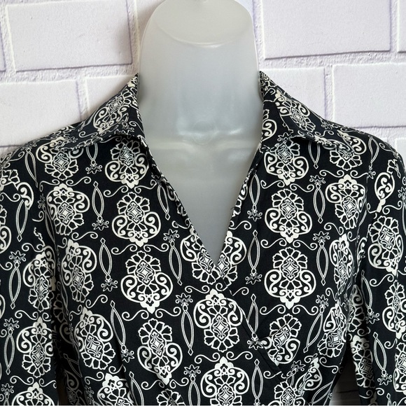 Ann Taylor Black and White Patterned Blouse/size 8P - Picture 5 of 8